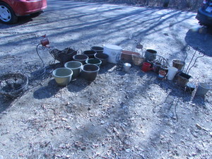 lot 197 image: GARDENING LOT