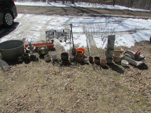 lot 203 image: GARDENING LOT