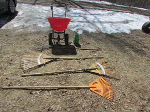lot 205 image: LAWN ITEMS
