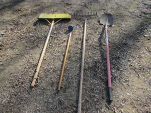 lot 221 image: SHOVELS LOT
