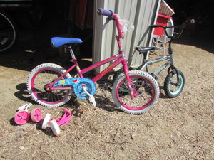lot 226 image: CHILDREN BIKES