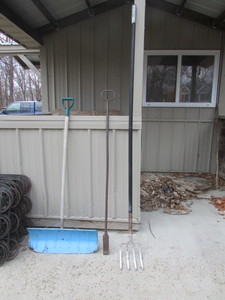 lot 251 image: GARAGE ITEMS