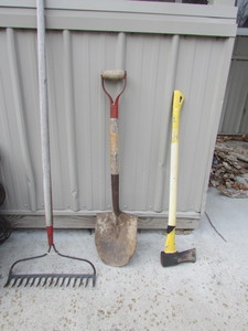 lot 252 image: GARAGE ITEMS