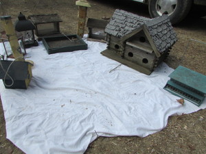 lot 257 image: BIRD FEEDERS LOT