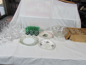 lot 133 image: VINTAGE GLASSWARE LOT