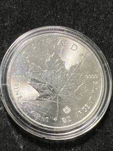 lot 18 image: 2016 CANADIAN MAPLE LEAF 1 TROY OZ .9999 FINE SILVER IN AIRTITE