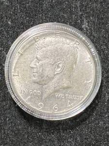 lot 83 image: 1964 US KENNEDY HALF DOLLAR IN AIRTITE