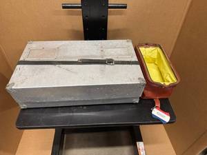 lot 83 image: Vintage Laundry Shipping Container and Vintage American Tourist Toiletries Case