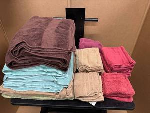 lot 88 image: Large Lot of Bath Towels, Hand Towels and Wash Cloths