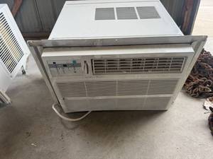 lot 11 image: 25000 BTU 230 Volt Air Conditioner