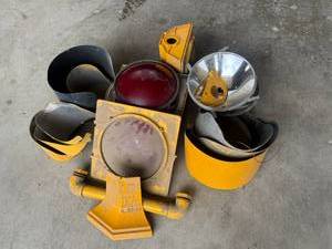 lot 16 image: Traffic Signal Light Parts