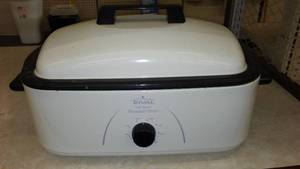 lot 129 image: Rival 18 Qt. Roaster Oven.