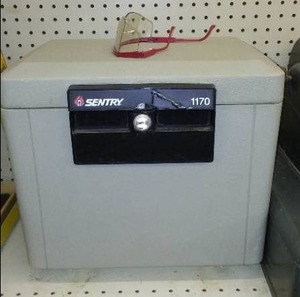 lot 135 image: Sentry Safe with key Model 1170.