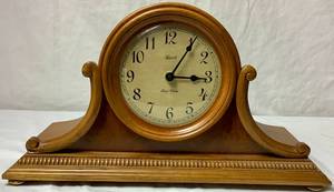 lot 14 image: Hermle Scottsville Mantel Clock - Oak