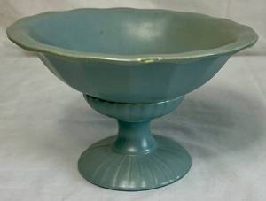 lot 31 image: Red Wing Pottery M-5007 Garden Line Pedestal Compote Bowl 1957