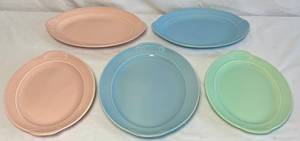 lot 114 image: Set of 5 Vintage Lu-Ray Pastels Oval Serving Trays (12 - 2 Pink, 1 Blue, 1 Green and 13.5 - 1 Blue)