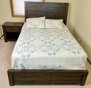 lot 19 image: Hayward Queen Bed and Nightstand with Macys Martha Stewart Bedding