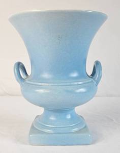 lot 26 image: Red Wing Pottery #871 Baby Blue Urn