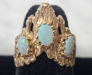 lot 2 image: 14K Gold Opal Ring size 6.25