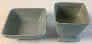 lot 32 image: Red Wing Pottery M-5009 Garden Line Charles Murphy Footed Pot and 5018 Square Dish