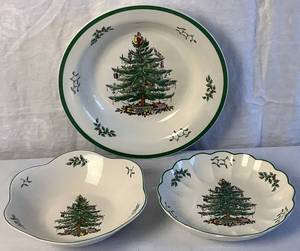 lot 88 image: Vintage Spode Christmas Tree Rimmed Serving Bowl, Scalloped Serving Bowl and  Scalloped Daisy Bowl