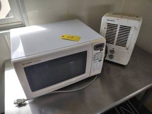 lot 17 image: Microwave Oven & Heater...