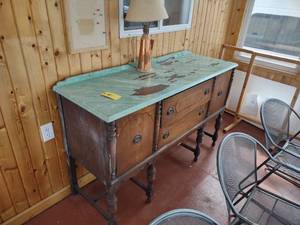 lot 21 image: Vintage Dresser with Lamp...