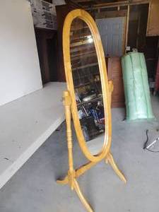 lot 17 image: Approx 5 Oval Stand Mirror In Great Condition