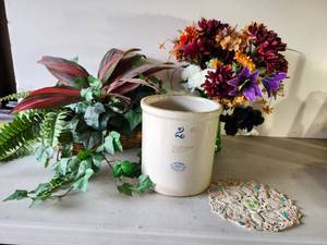 lot 65 image: Redwing Crock #2 in good condition and two beautiful floral displays and doily