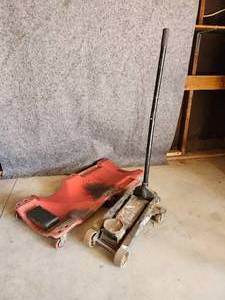 lot 71 image: Floor, under Car, mechanic Cart and Floor Hand Jack working condition NOTICE Buyer is responsible for Loading and Removal 