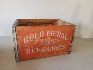 lot 87 image: RARE Solid Gold Medal Beverages Wooden Box with Great color and Patina