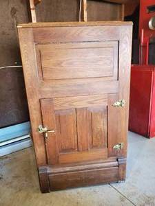 lot 124 image: Antique wooden Icebox Refrigerator in good solid condition Very Cool Piece NOTICE Buyer is responsible for Loading and Removal 