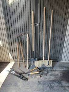 lot 164 image: Outdoor Lawn and Garden Lot of Various Items
