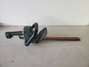 lot 187 image: Black and Decker Auto Sop 18 Hedge Trimmer Works