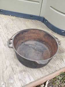 lot 206 image: Nice Cast Iron Wagner ware KettlePot  This is NICE