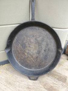 lot 208 image: Super LARGE Cabelas Cast Iron Pan #20 