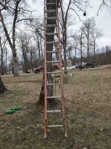 lot 209 image: 24 Werner 300lb Extra Heavy Duty Fiberglass Professional Use Extending Ladder