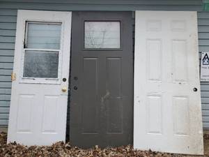 lot 213 image: 3 Doors  2 are Approx 36 X 80 the other is Approx 32 X 80 NOTICE Buyer is responsible for Loading and Removal 