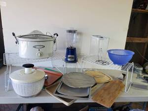 lot 251 image: Hamilton Beach Crock Pot, Blender Baking Pans and More Kitchen Items