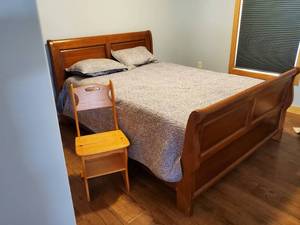 lot 264 image: Full Size Sleigh Bed With Bedding and Convertible wood ChairStep Stool NOTICE Buyer is responsible for Loading and Removal 