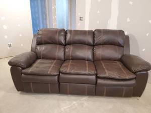 lot 276 image: Gorgeous Leather Couch with recliners on both ends Solid Condition with Minimal Signs of wear NOTICE Buyer is responsible for Loading and Removal 