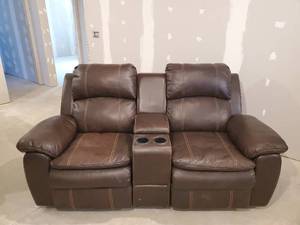 lot 277 image: Gorgeous Leather Theatre Style Love Seat with Recliners on both sides and cup Holder in Between NOTICE Buyer is responsible for Loading and Removal 