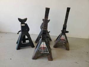 lot 300 image: 4 Craftsman 3 ton Jack Stands