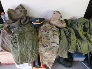 lot 308 image: Military Lot Kingform Hat Jacket Gortex Boots Pants And More in a Duffle Bag Ruc Sac