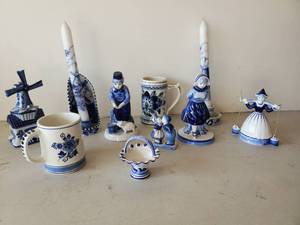 lot 320 image: Assorted Lot of Delfts Figurines and other Delfts Items