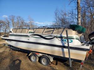 lot 1 image: Boat Apache Seamaster Deck Boat with Evinrude 200HP Vindicator Outboard Motor and Stainless Steel two Axel Trailer 
