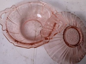 lot 18 image: Set of Pink Depression Glass Bowls with Scalloped Rims