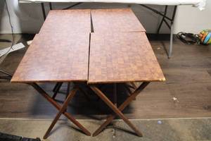 lot 34 image: Set of 4 Folding TV Tray Tables with Woodgrain Pattern