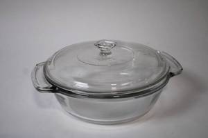 lot 76 image: Anchor Hocking 2.5 Qt Glass Casserole Dish with Lid