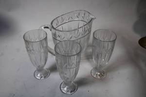 lot 95 image: Crystal Pitcher and Set of 4 Glasses with Elegant Design